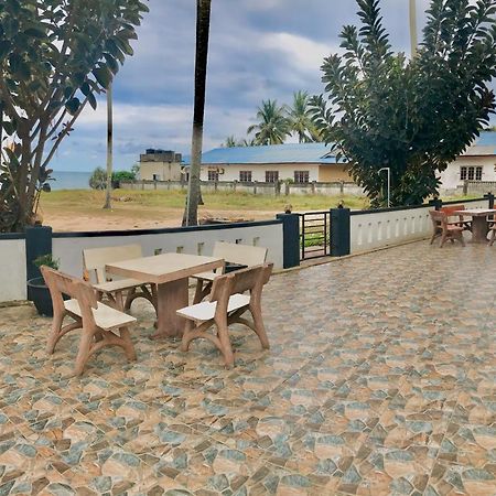 Aqil Beach Inn Marang Luaran gambar