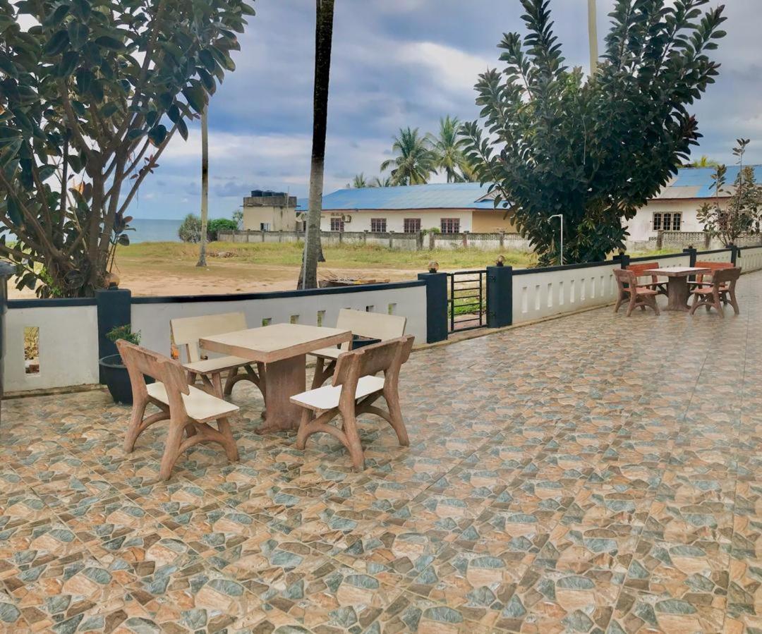 Aqil Beach Inn Marang Luaran gambar