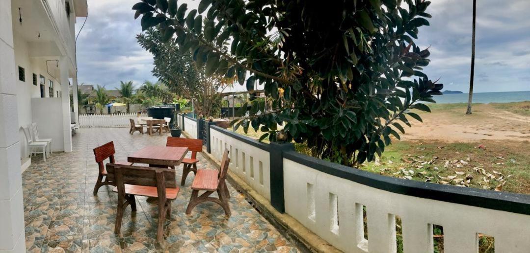 Aqil Beach Inn Marang Luaran gambar